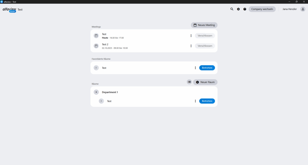 Die Raumliste in der alfaview App. Diese erscheint, sobald man sich in der App oder im Webclient einloggt. Hier finden Sie alle betretbaren Meetings und Räume. Außerdem können hier auch Meetings und Räume durch Administrator:innen erstellt werden.